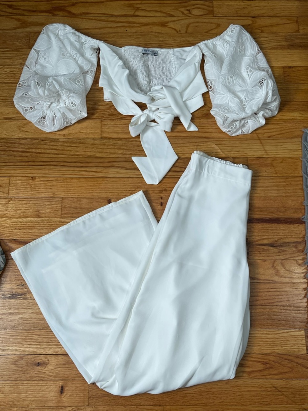 Wide-Leg White Palazzo Pants — High-Rise Flowing Silhouette - Picture 3 of 7